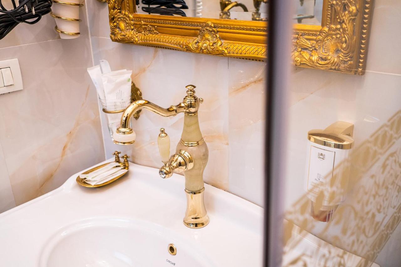 Private Museum Apartment With Antique Decor Βουκουρέστι Εξωτερικό φωτογραφία