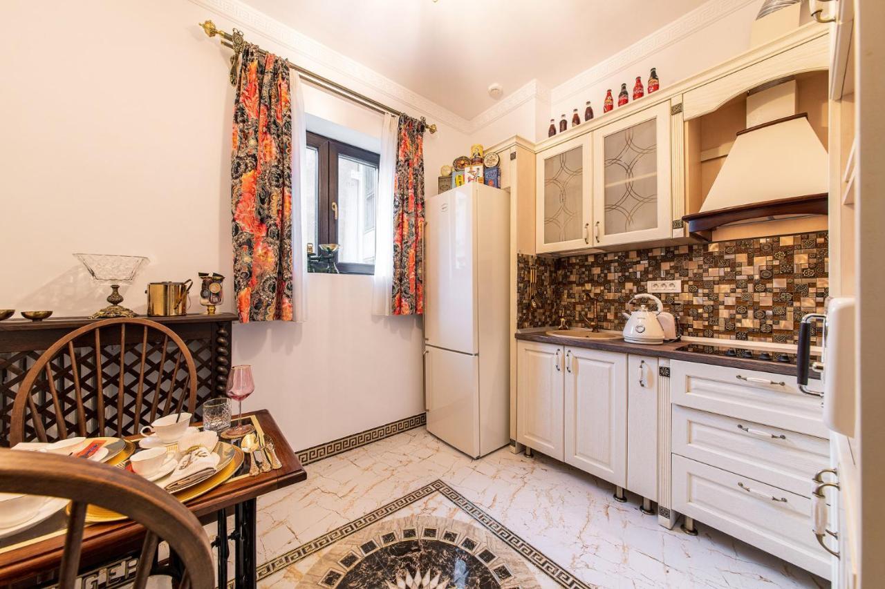 Private Museum Apartment With Antique Decor Βουκουρέστι Εξωτερικό φωτογραφία