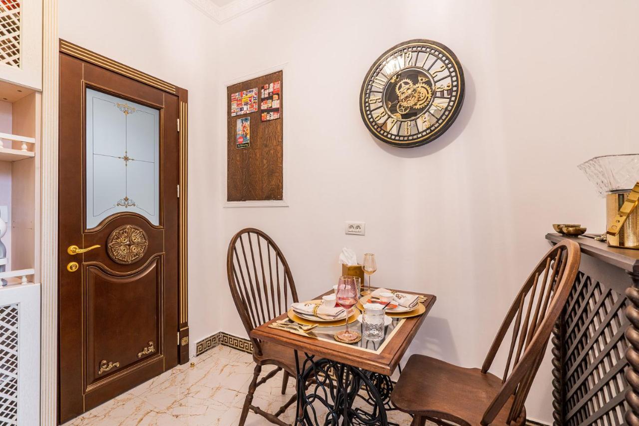 Private Museum Apartment With Antique Decor Βουκουρέστι Εξωτερικό φωτογραφία