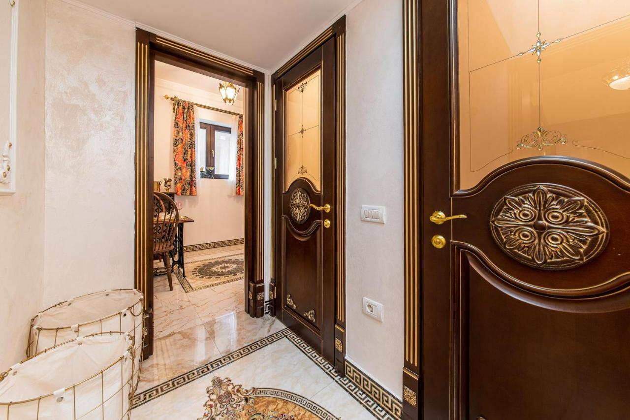 Private Museum Apartment With Antique Decor Βουκουρέστι Εξωτερικό φωτογραφία
